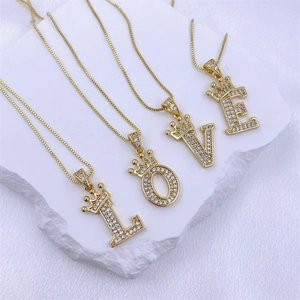 Pendentifs de collier LOVE couronne dorée style hip hop avec incrustation de zircone