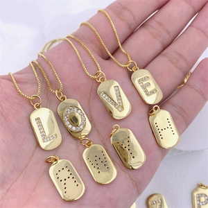 Collana con pendente rettangolare dorato con zirconi incastonati e catena a maglia sottile
