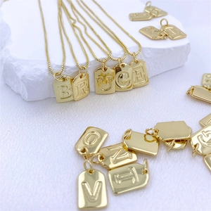 Collana minimalista con ciondolo quadrato dorato con finitura lucida e lettere iniziali incise