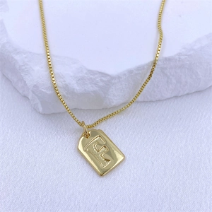Collana minimalista placcata oro 18K con ciondolo quadrato lettera F trama martellata