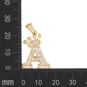 Détail macro du pendentif couronne lettre A avec zircons et règle de dimension