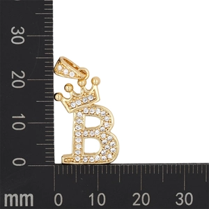 Détail du pendentif couronne lettre B doré avec zircons montrant une hauteur de 25mm