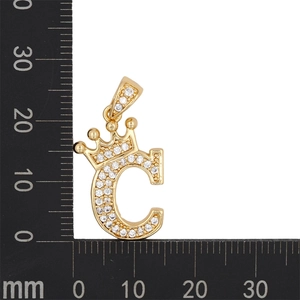 Mesure détaillée de la taille d'un pendentif lettre C couronne dorée avec zircons