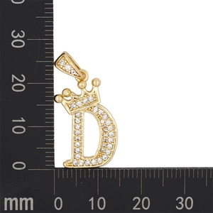 Vue détaillée du pendentif couronne lettre D doré avec zircons et mesures de taille