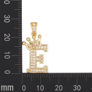 Détail du pendentif lettre E couronne dorée avec zircons et mesure de la taille