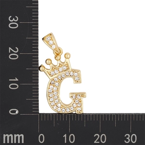 Détail du pendentif lettre G avec couronne, zircons sertis et échelle de 28 mm