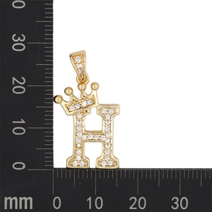 Détail macro du pendentif lettre H dorée avec couronne, oxydes de zirconium et mesures