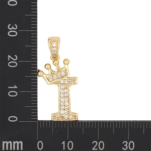 Vue détaillée du pendentif couronne lettre I en or avec zircons et dimensions réelles