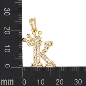 Pendentif lettre K couronne avec zircons style hip hop sur une règle de mesure