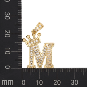 Mesure détaillée du pendentif couronne lettre M en or avec pierres de zircone cubique