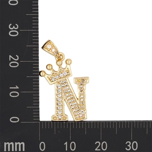 Mesure de la taille d'un pendentif couronne lettre N dorée serti de zircons cubiques