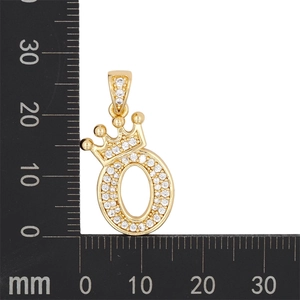 Vue macro du pendentif lettre O plaqué or avec couronne mesurant 20 mm de hauteur