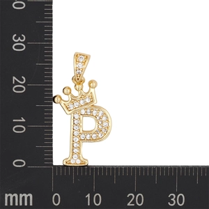 Détail macro du pendentif lettre P avec couronne, zircons et échelle de mesure précise