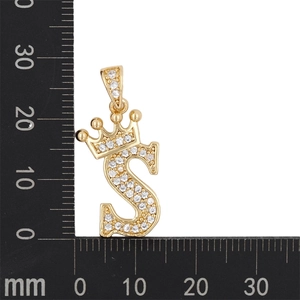 Détail montrant la hauteur de 25mm du pendentif lettre S doré avec couronne et zircons