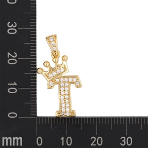 Détail du pendentif lettre T doré avec couronne et oxydes de zirconium sur règle