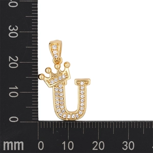 Vue détaillée du pendentif lettre U couronne dorée avec zircons et échelle de 20mm