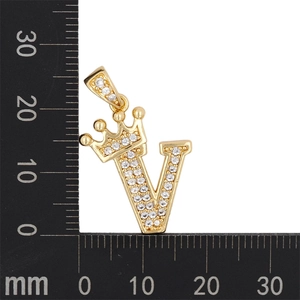 Vue détaillée du pendentif lettre V couronne serti de zircons avec échelle de 20mm