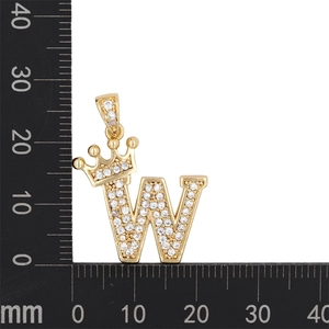 Mesure détaillée du pendentif lettre W dorée avec couronne et zircons brillants