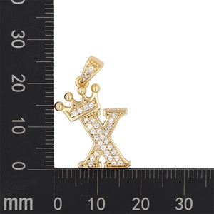 Vue détaillée du pendentif couronne lettre X dorée serti de cristaux de zircone cubique