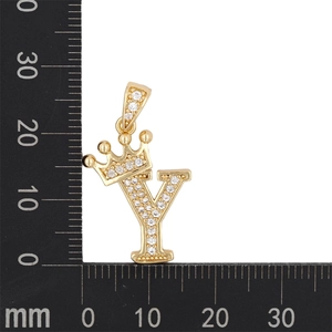 Vue détaillée du pendentif lettre Y doré avec couronne, oxydes de zirconium et règle