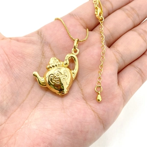 Collana vintage dorata con ciondolo a forma di teiera goffrata e catenina regolabile