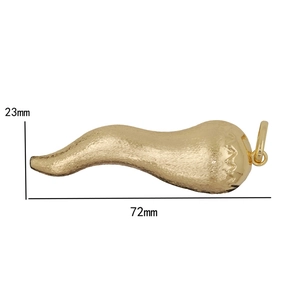 Dettaglio del grande ciondolo a cornicello dorato spazzolato misura 72 mm per 23 mm