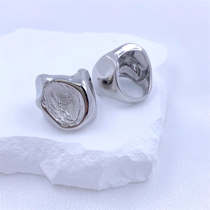 Bague vintage irrégulière avec relief floral tulipe sur une pierre blanche texturée