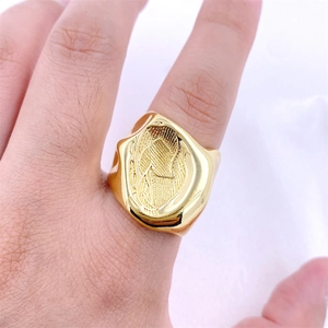 Gros plan d'une bague dorée vintage avec texture fondue irrégulière et finition rustique