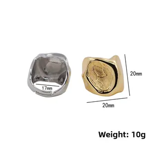 Détail de la bague à texture ondulée avec diamètre intérieur de 17mm et poids de 10g