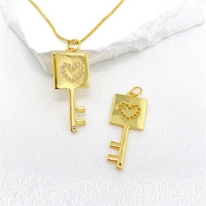 Collar de Colgante de Llave de Corazón de Cobre Chapado en Oro de 18K Minimalista para Mujeres Zirconia Incrustada Joyería de Moda Hueca Creativa Regalo