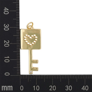 Medida del colgante de llave dorada con forma de corazón, altura 35 mm y anchura 15 mm