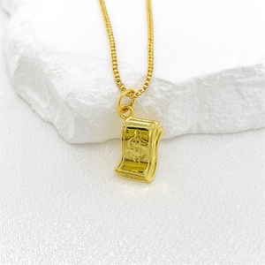 Goldene Box-Halskette mit einem Mini-3D-Dollar-Anhänger auf weißem Felsuntergrund