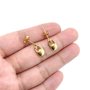 Elegantes pendientes colgantes chapados en oro con un colgante de candado pulido
