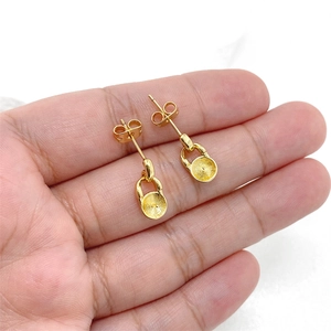 Vista detallada de bases de pendientes bañadas en oro con base redonda para diseño de perlas