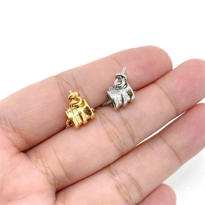 Macro-detail van gouden en zilveren cilinderhangers met zirkoon voor DIY-sieraden maken