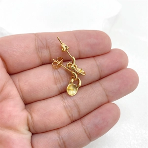 Vista macro de bases de pendientes de perlas doradas para la creación de joyas DIY