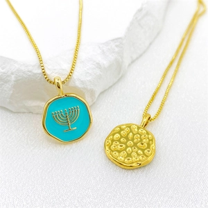 Collier doré avec pendentif Menorah en émail bleu et breloque à disque texturé irrégulier