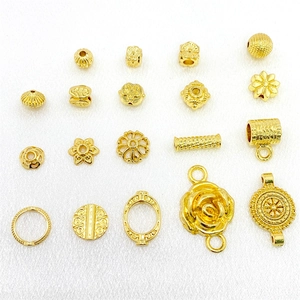 Assortiment d'apprêts et de perles en alliage doré pour la création de bijoux DIY