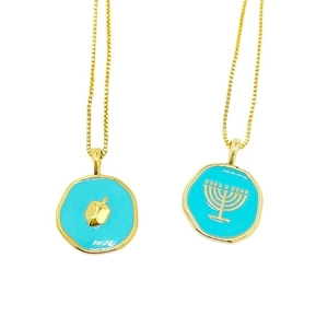 Colliers plaqués or avec pendentifs en émail bleu ornés de motifs de la Ménorah et du Dreidel