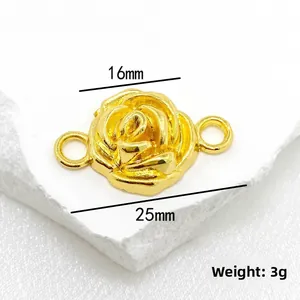Vue macro détaillée d'un connecteur de bijoux rose dorée de 16mm pour colliers DIY