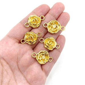 Détail des connecteurs de fleurs de rose dorés avec anneaux doubles pour bijoux DIY