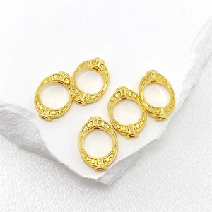 Cinq pendentifs ovales dorés avec texture de points en relief pour la création de bijoux