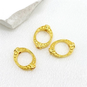 Détail de connecteurs de bijoux DIY dorés en alliage avec texture à points embossés