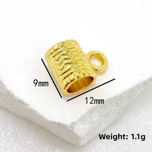 Vue macro détaillée de la bélière dorée de 9x12mm avec une texture ondulée polie