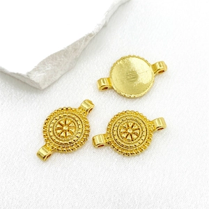 Vue détaillée de trois breloques dorées vintage en relief pour la création de bijoux DIY