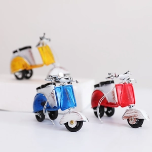 Handgemaakte retro ijzeren scooter modellen in rood blauw en geel met vintage afwerking
