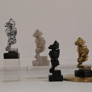Set di quattro sculture astratte il silenzio è oro in resina con varie finiture metalliche