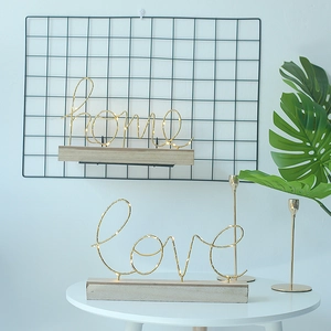 Minimalistische LED-Eisenbuchstaben mit Holzsockel für gemütliche Schlafzimmerdeko