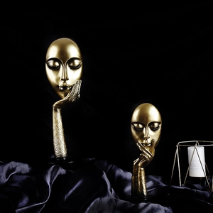 Sculptures de masques abstraits dorés sur soie pour une décoration de luxe