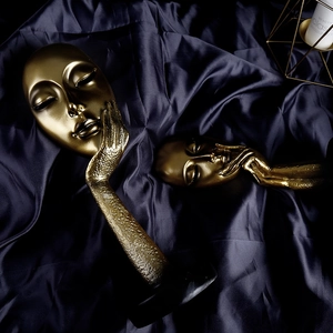 Sculptures abstraites dorées de luxe nordique sur socle noir pour décoration